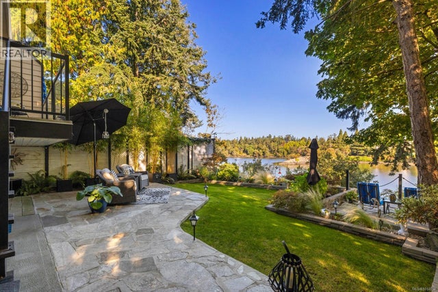 3 1004 Decosta Pl, Esquimalt