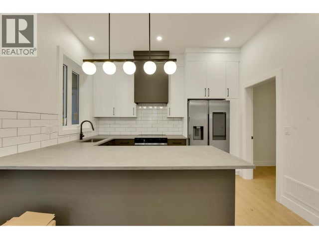 1 1436 E 1st Avenue, Vancouver