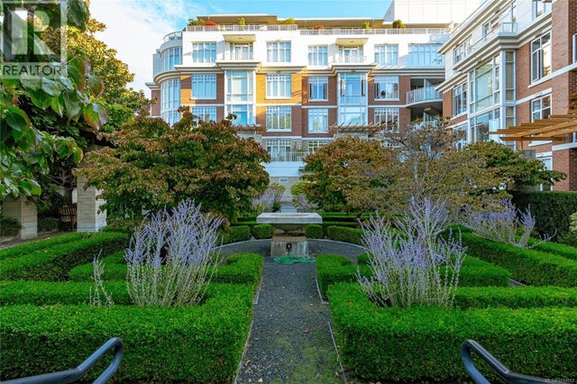 214 999 Burdett Ave, Victoria