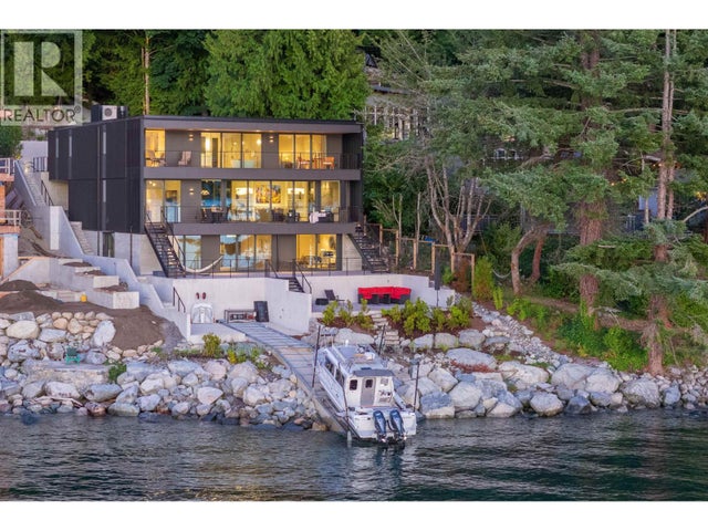 8885 Lawrence Way, West Vancouver