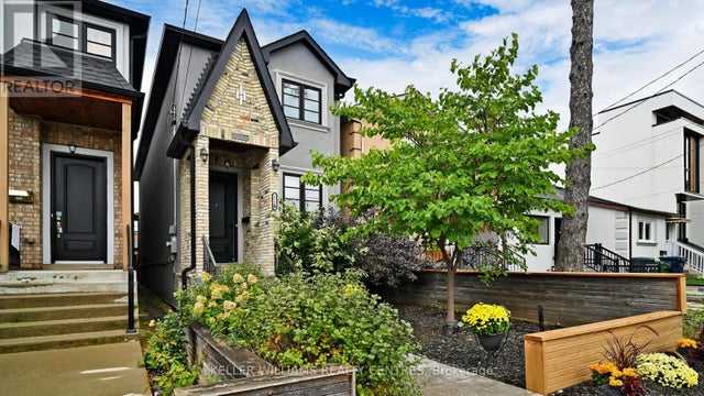 272 B Boon Avenue, Toronto (caledonia-Fairbank)