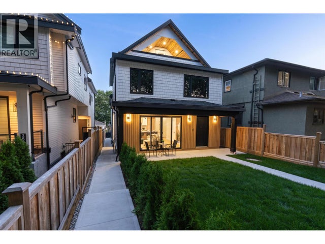 2 3576 E Pender Street, Vancouver