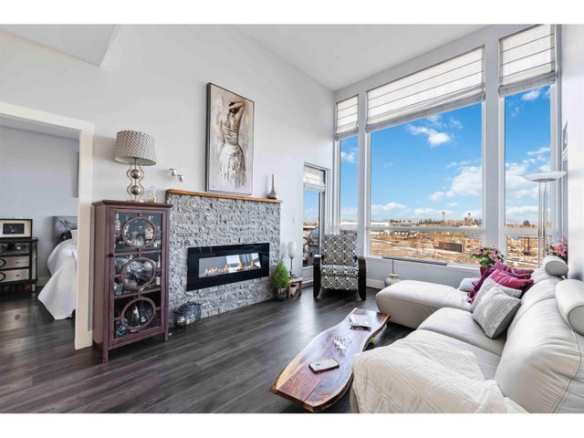 421 2970 King George Boulevard, Surrey