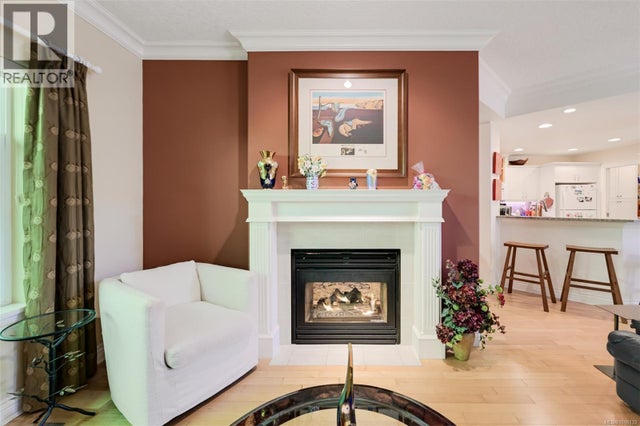 4 4522 Gordon Point Dr, Saanich