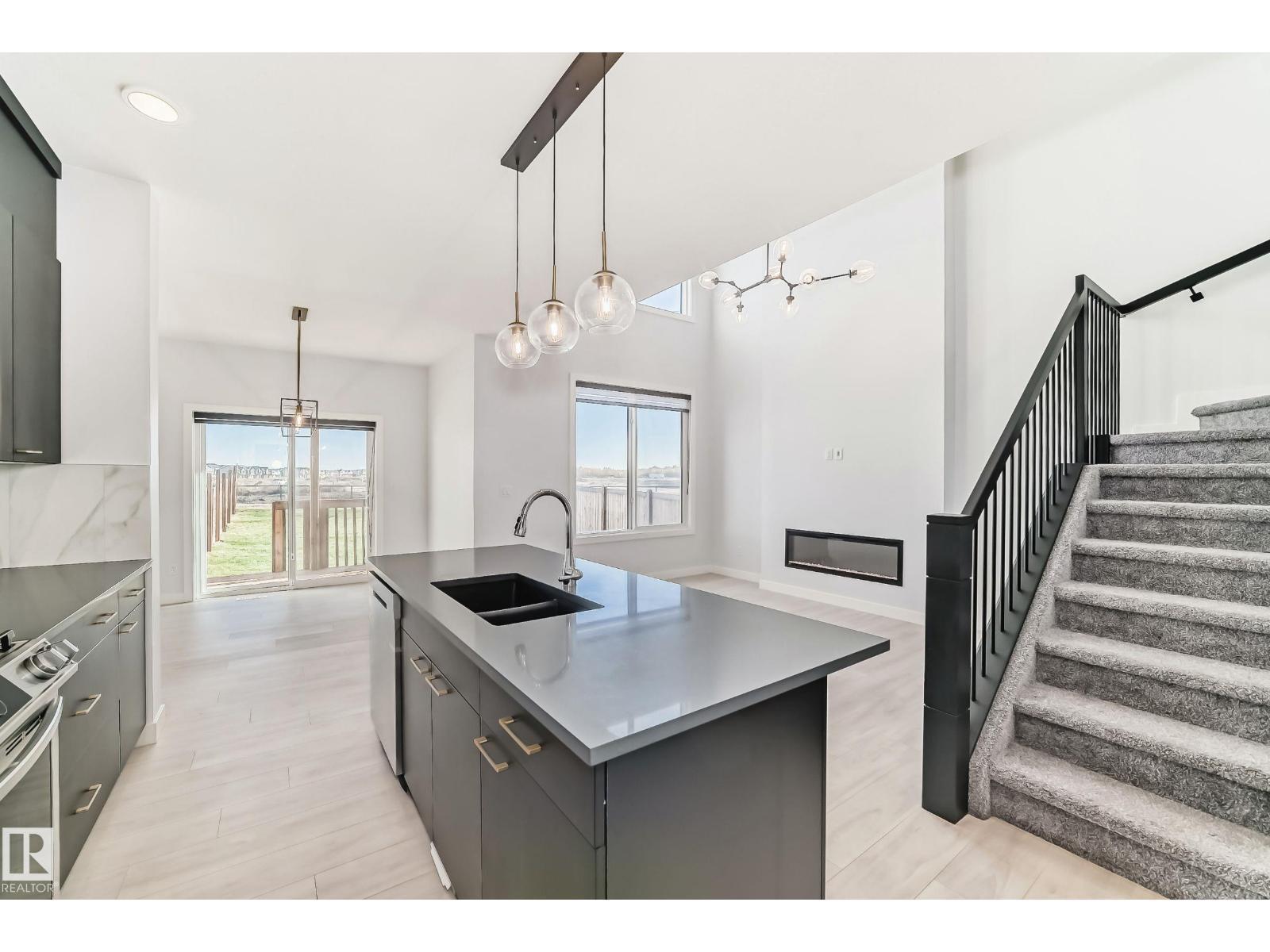 9411 Pear Cr Sw, Edmonton