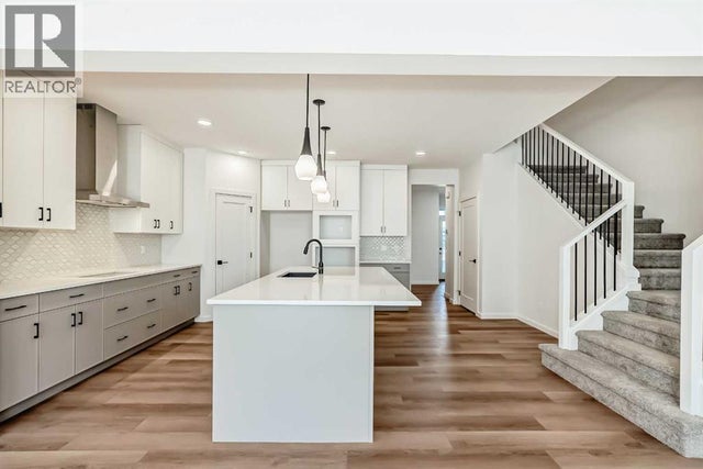 33 Royston Grove Nw, Calgary