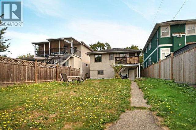 Main 3445 Nanaimo Street, Vancouver