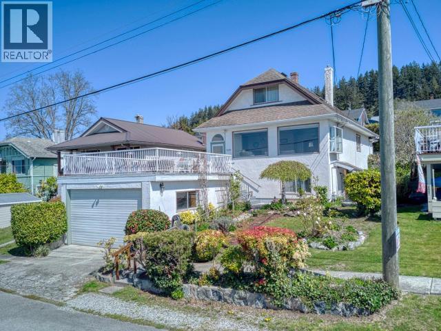 5438 Laburnum Ave, Powell River