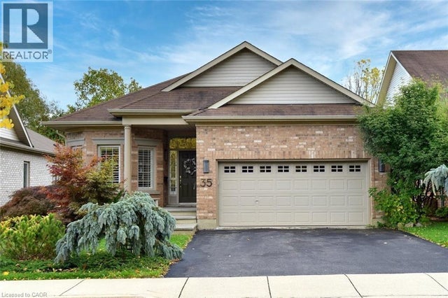 35 Riding Park Place, Dundas