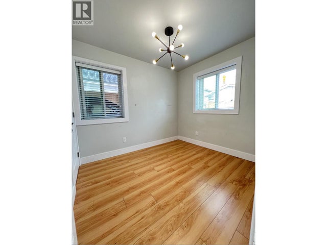 6752 Dumfries, Vancouver