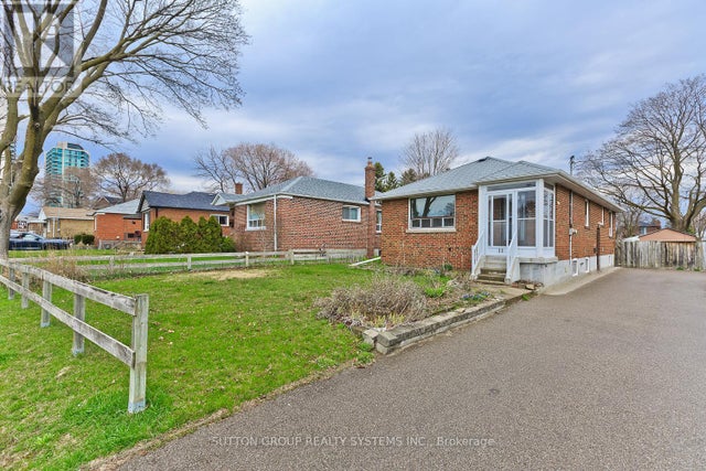 11 Helsby Crescent, Toronto (alderwood)