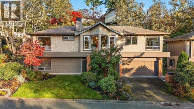 21 909 Carolwood Dr, Saanich