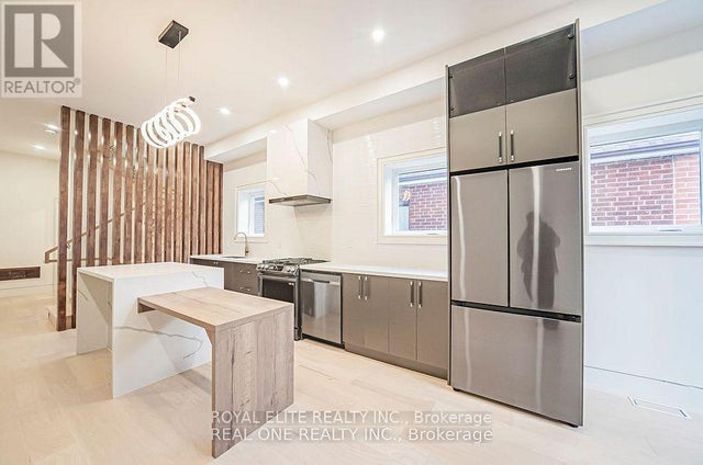 16 Mulberry Crescent, Toronto (oakwood Village)