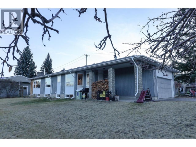 417 6th Avenue, Invermere