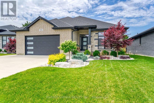 393 Bayhill Drive, St. Clair