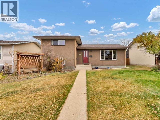 1935 3 Avenue Ne, Medicine Hat