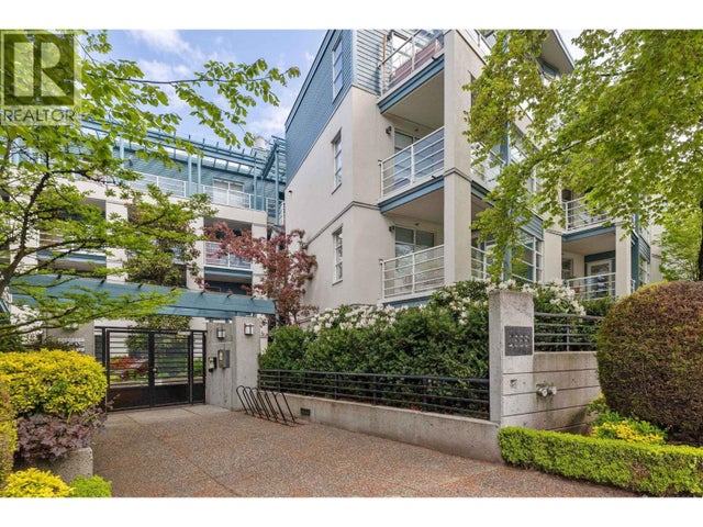 10x 2555 W 4th Avenue, Vancouver