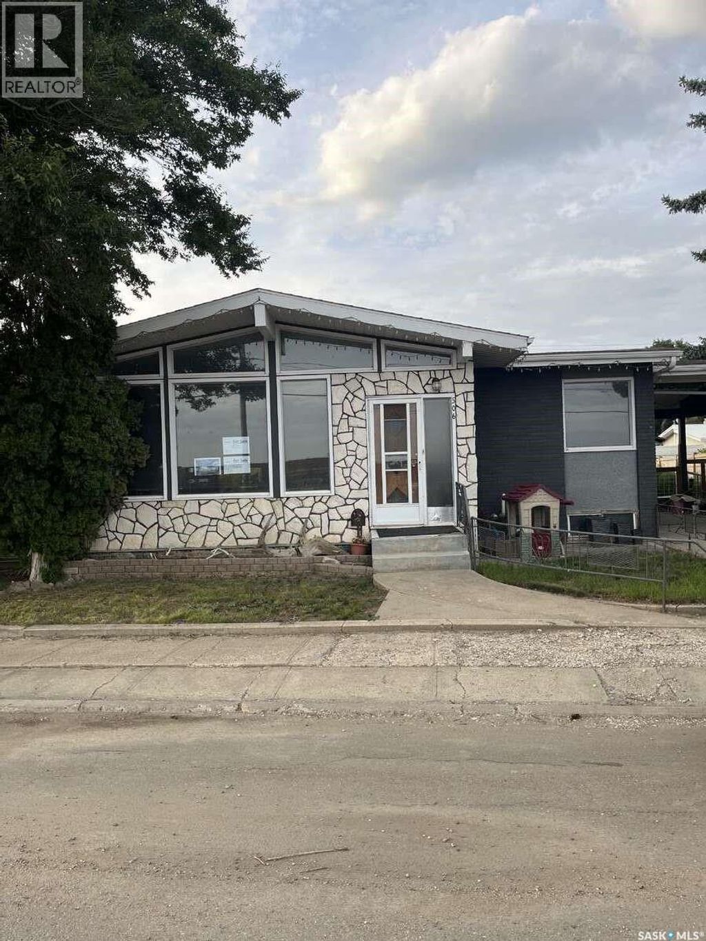506 1st Avenue W, Leader