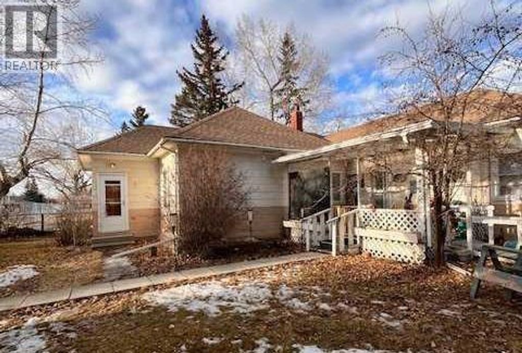 220 First Street E, Cochrane