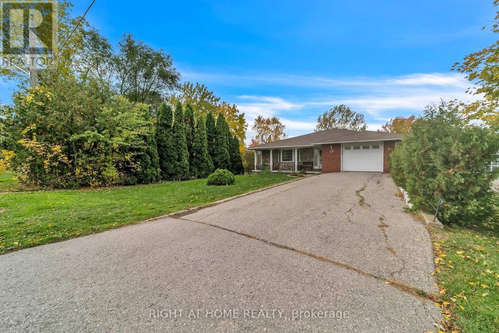 22 Hamilton Drive, Newmarket (huron Heights-Leslie Valley)