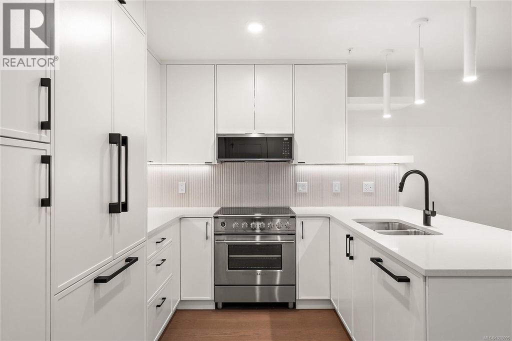 Th2 1102 Esquimalt Rd, Esquimalt