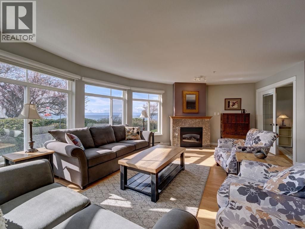 103 5470 Inlet Avenue, Sechelt