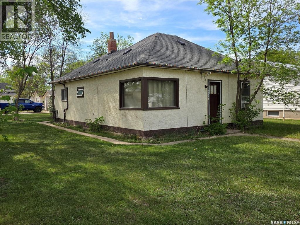 5460 Kings Avenue, Gull Lake