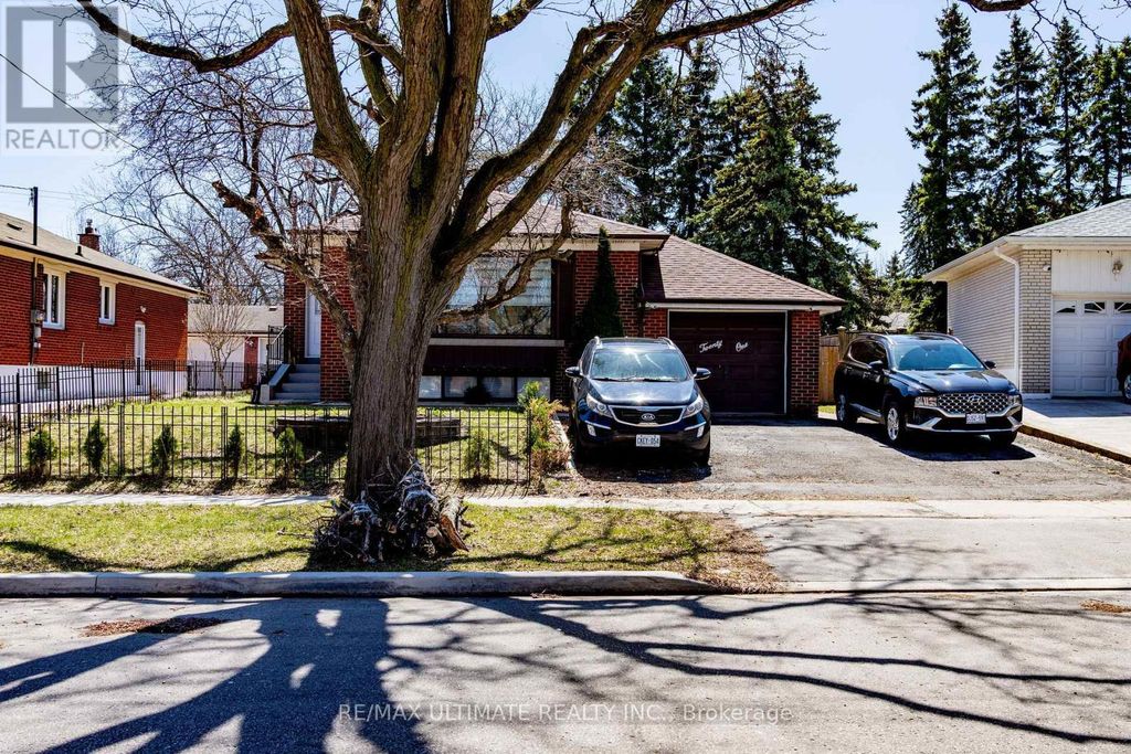 21 Benway Drive, Toronto (rexdale-Kipling)
