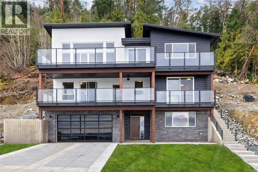 414 Thetis Dr, Ladysmith