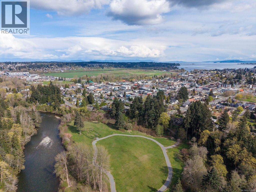 325 Harmston Ave, Courtenay