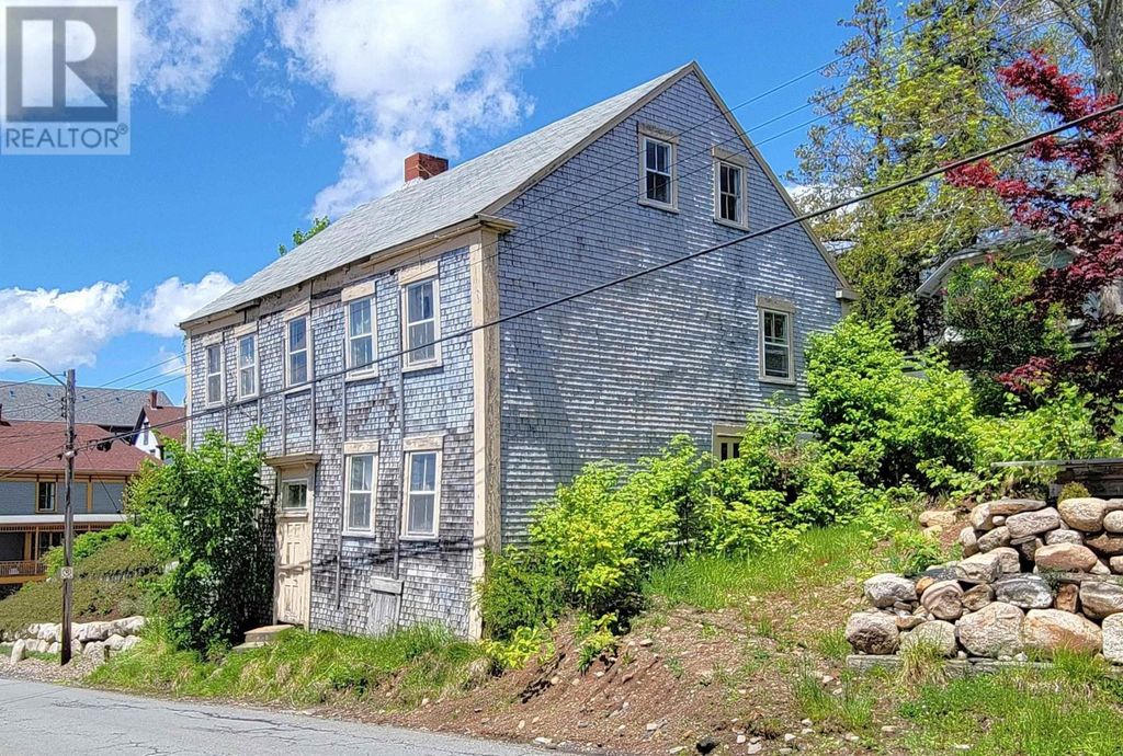 155 Pelham Street, Lunenburg