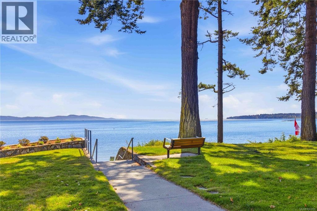 306 990 Doumac Ave, Saanich