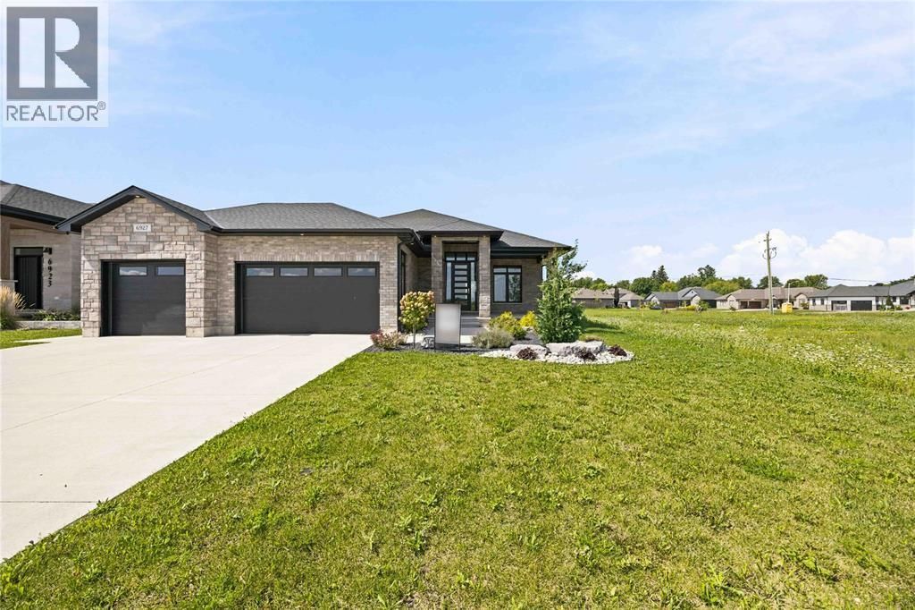 6927 Shoreside Drive, Plympton-Wyoming