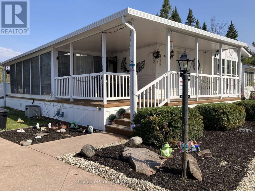 20 Topaz Street W, Wasaga Beach