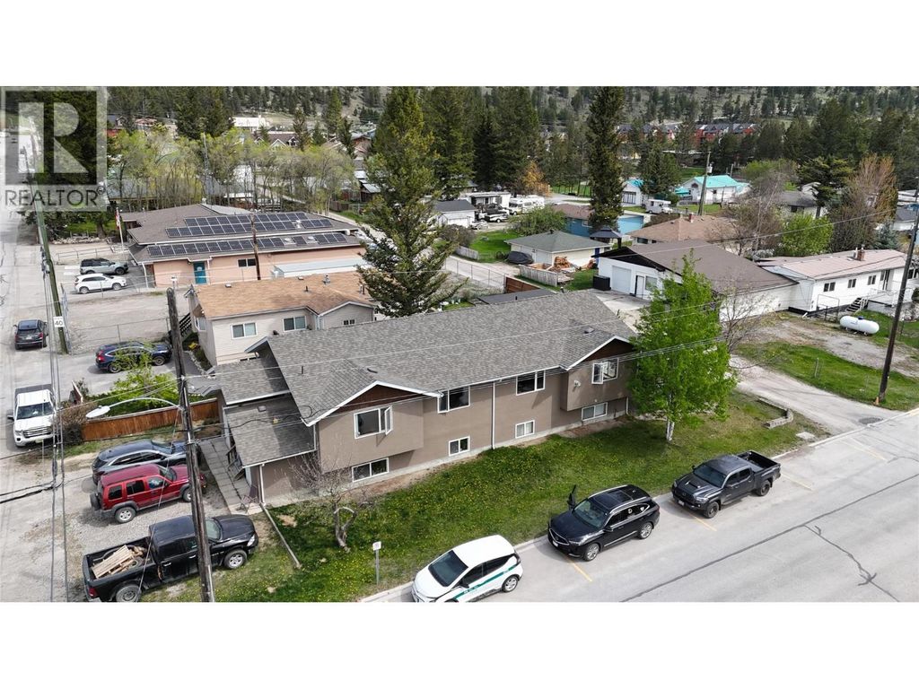 7506 Columbia Avenue, Radium Hot Springs