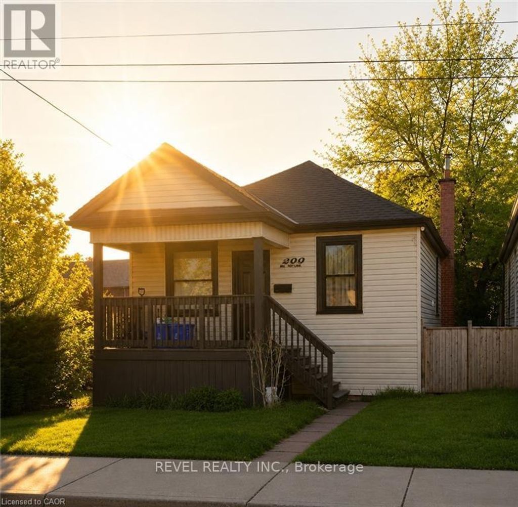 222 Kensington Avenue N, Hamilton (crown Point)