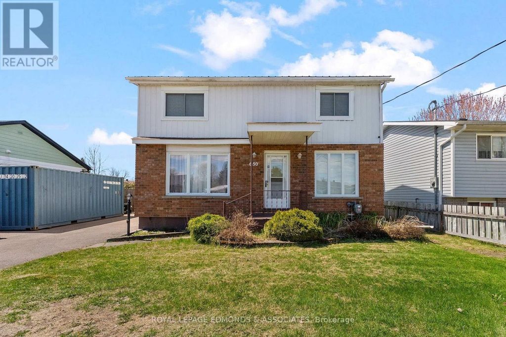 650 Lorne Street W, Laurentian Valley
