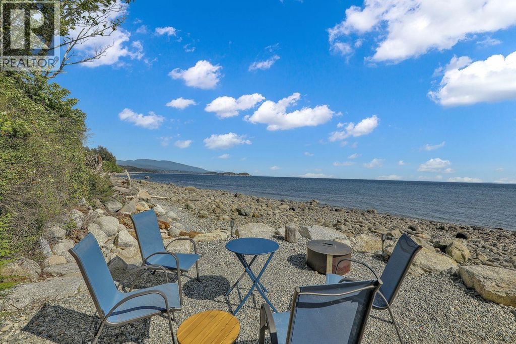 7811 Redrooffs Road, Halfmoon Bay