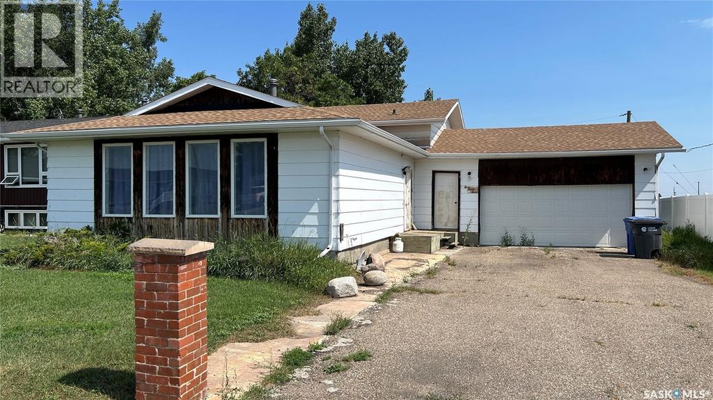 333 Dominion Bay, Central Butte