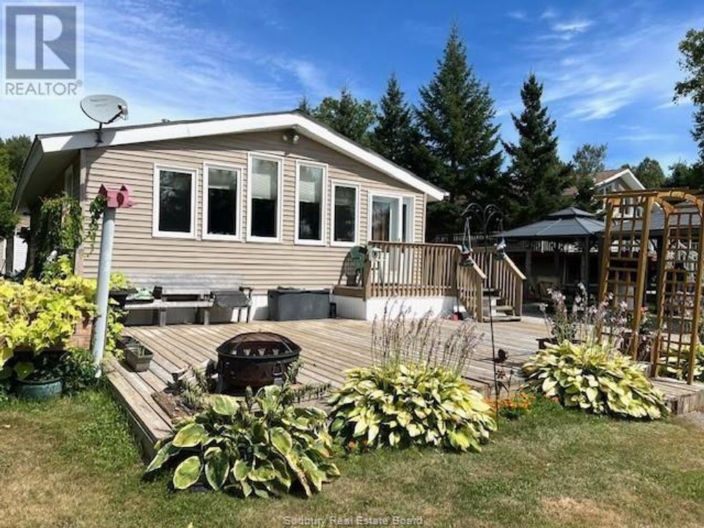 270 Clouthier Road, St. Charles