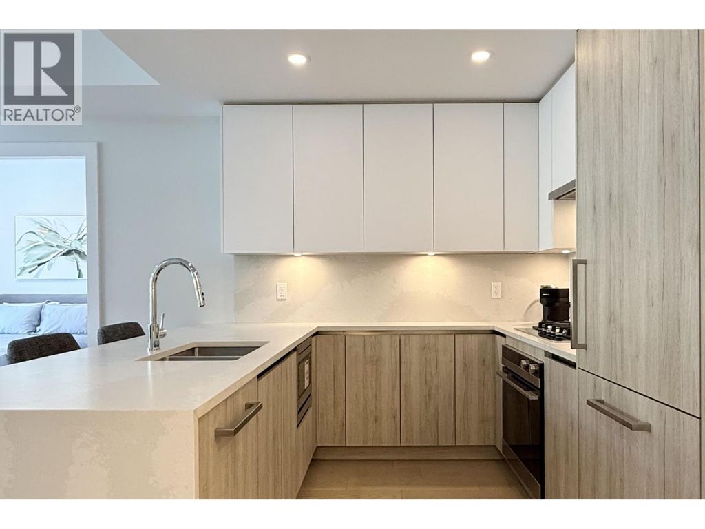 2-bdrm 423 6th Street, West Vancouver