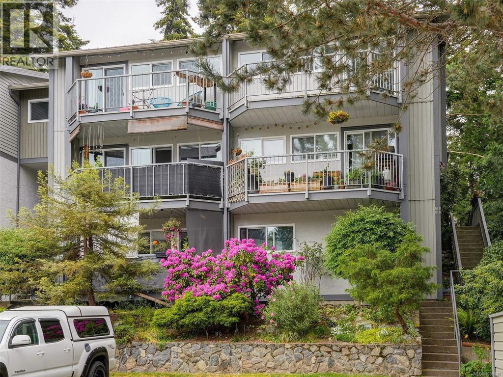 518 Carnation Pl, Saanich