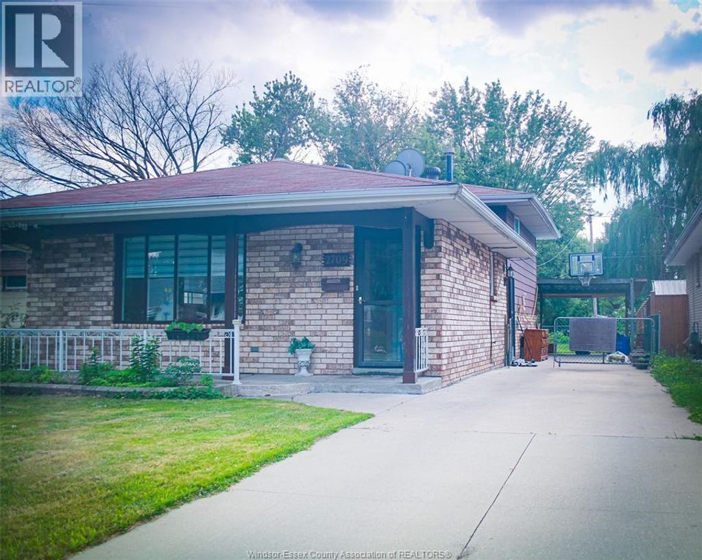 2709 Clemenceau, Windsor