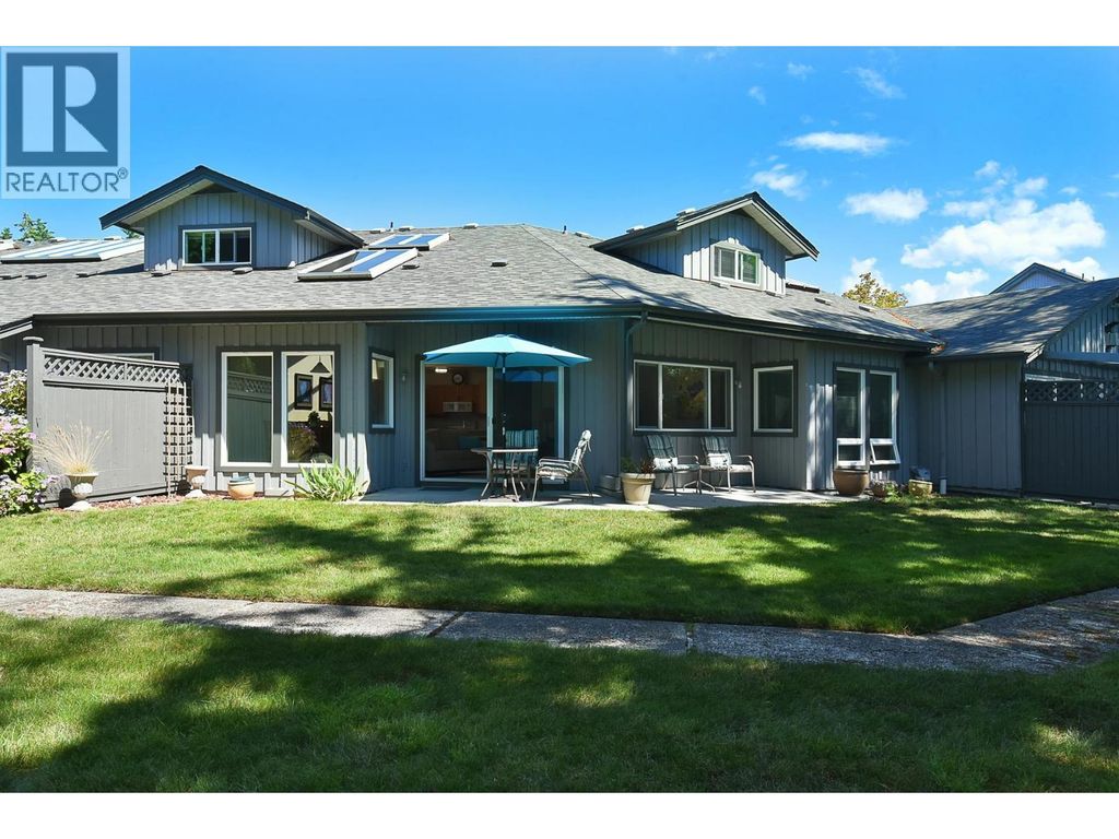 11 5761 Wharf Avenue, Sechelt