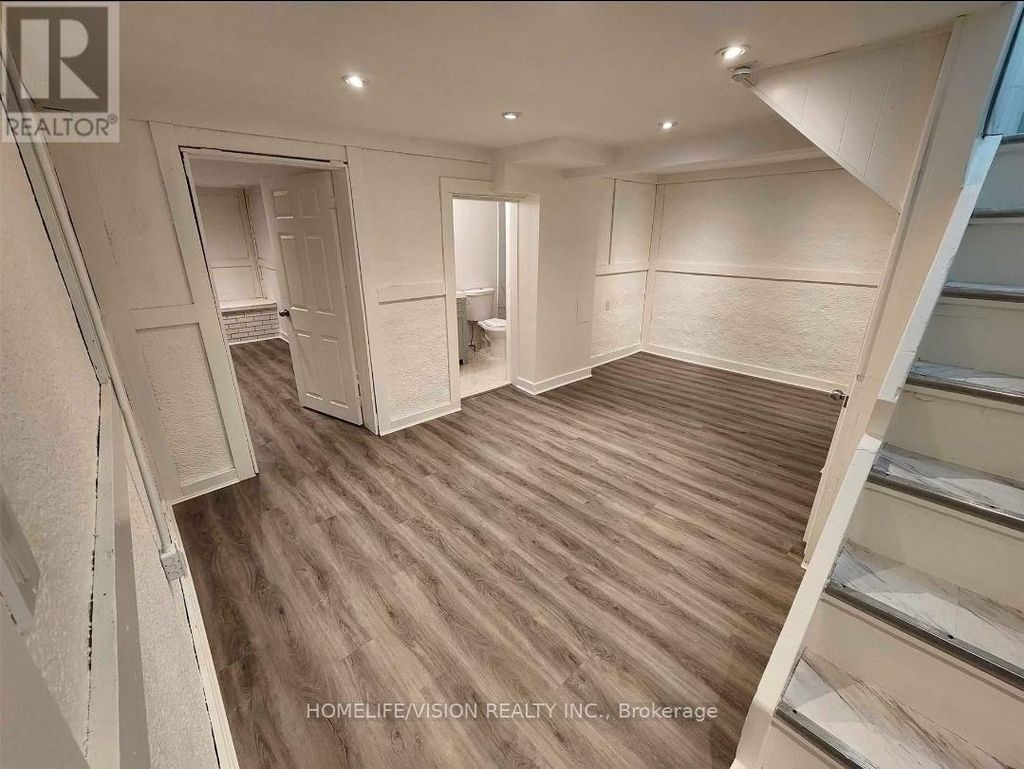 Bsmt - 271 Sussex Ave Avenue, Richmond Hill (harding)