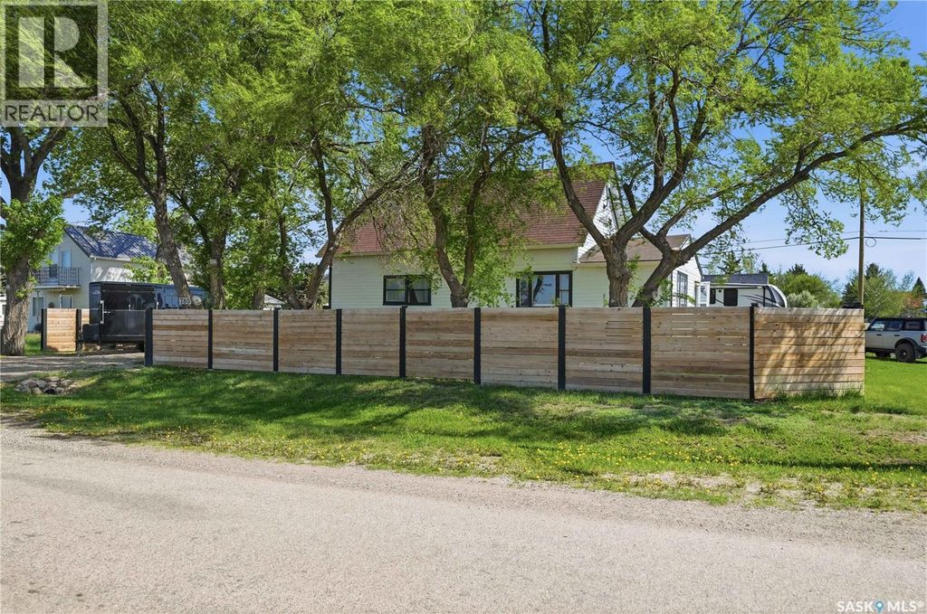 780 Railway Avenue, Elbow