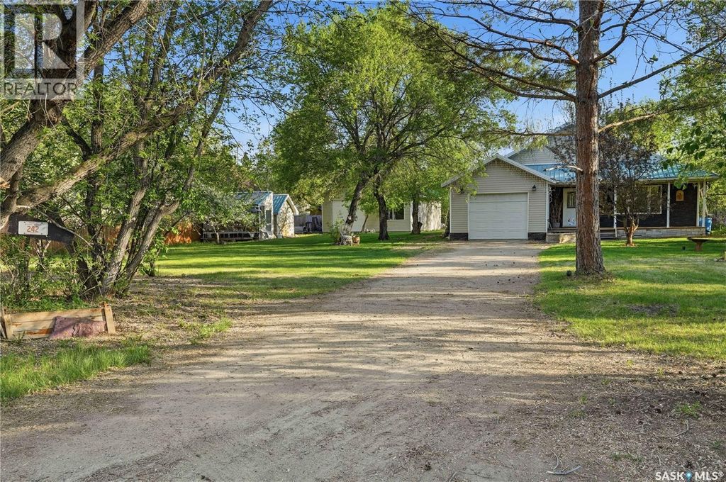 242 Woodlawn Avenue, Katepwa Beach