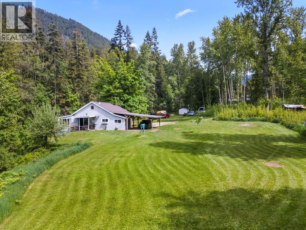 5510 Duck Creek Road, Wynndel