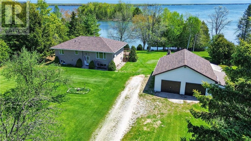 44 North Oakcliff Drive, Mindemoya, Manitoulin Island