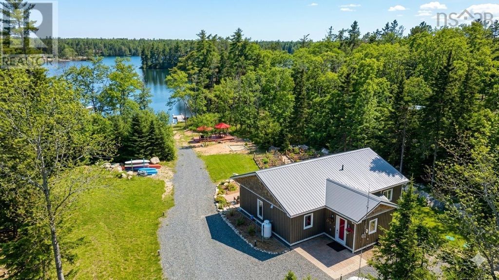 8 Alexander Avenue, Waterloo Lake